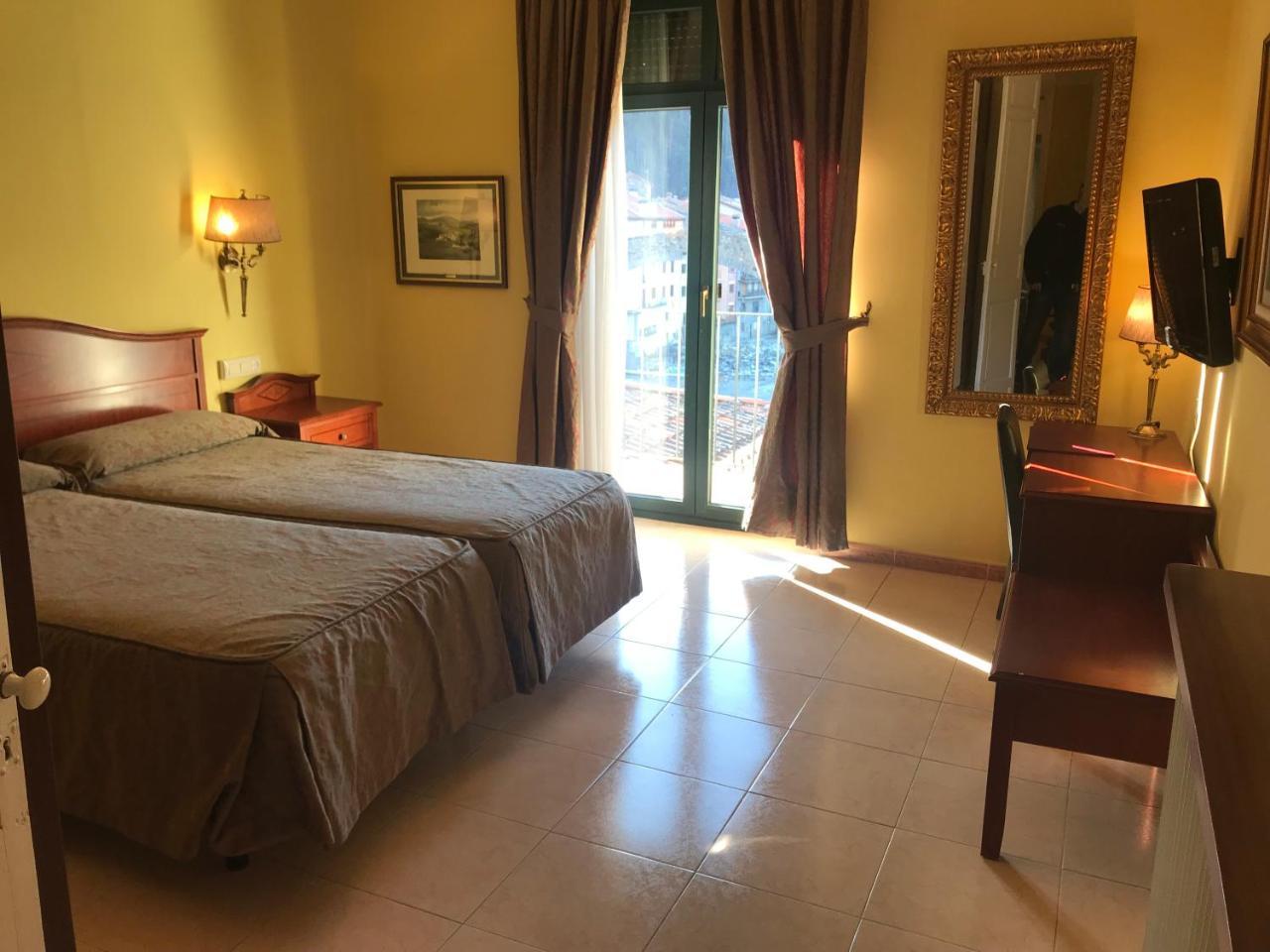 Hotel De Camprodon Bagian luar foto